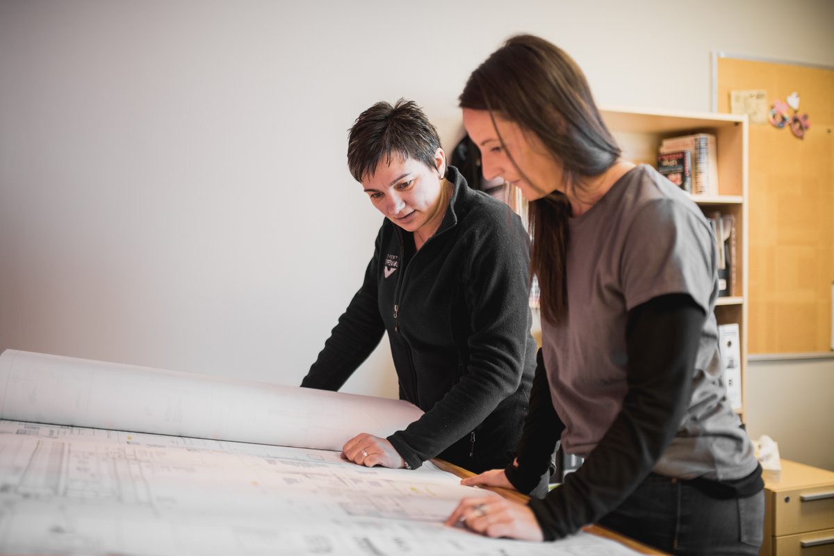 Deux femmes observant des plans