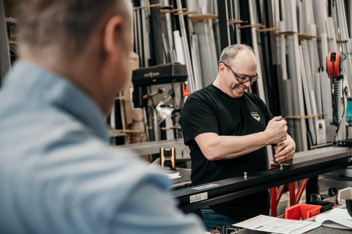 Hommes travaillant dans une usine