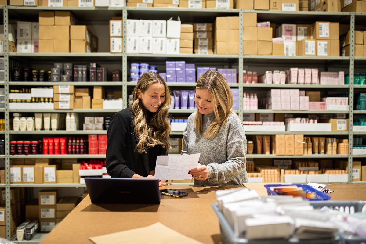 Femmes dans un entrepôt de produits de coiffure