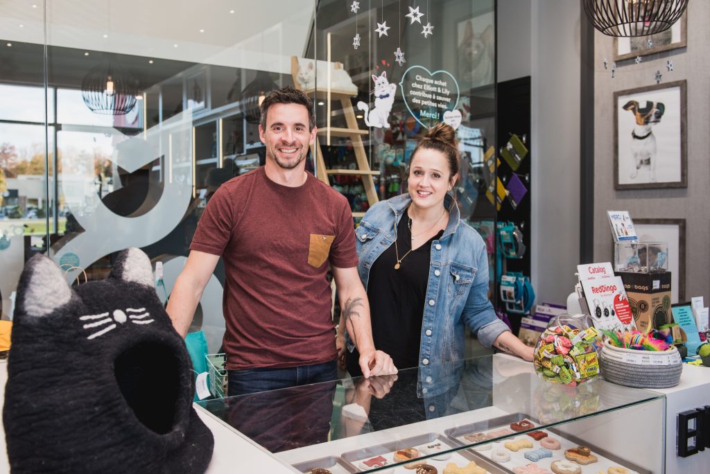 Deux personnes se tenant derrière un comptoir d'une boutique pour animaux