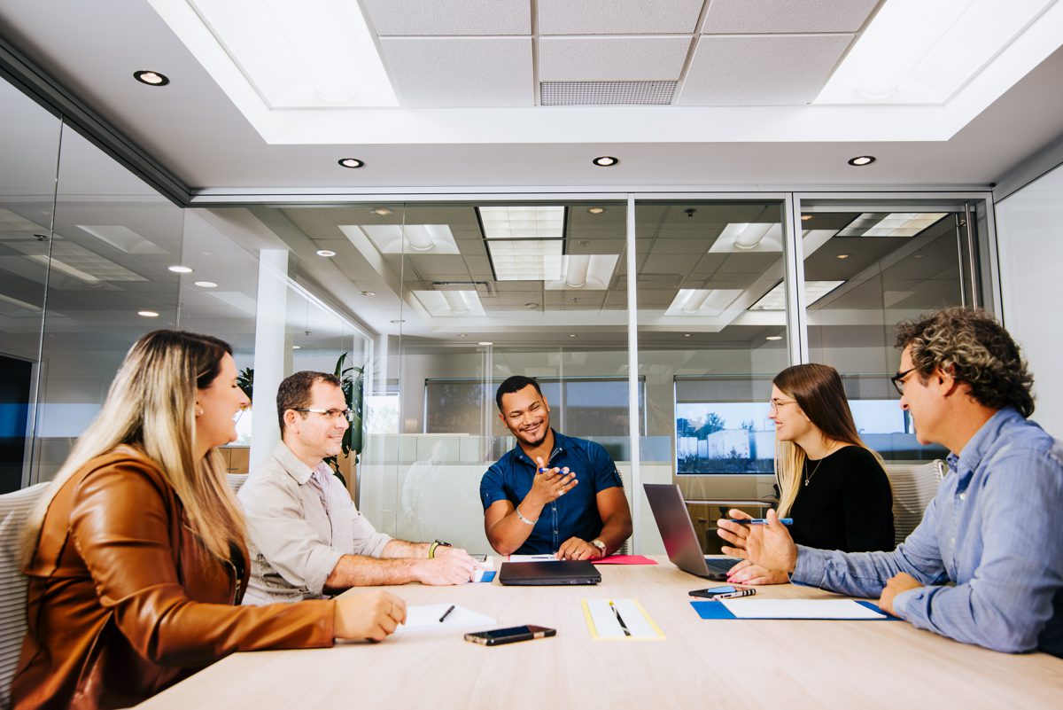Groupe de personnes dans une salle de conférence