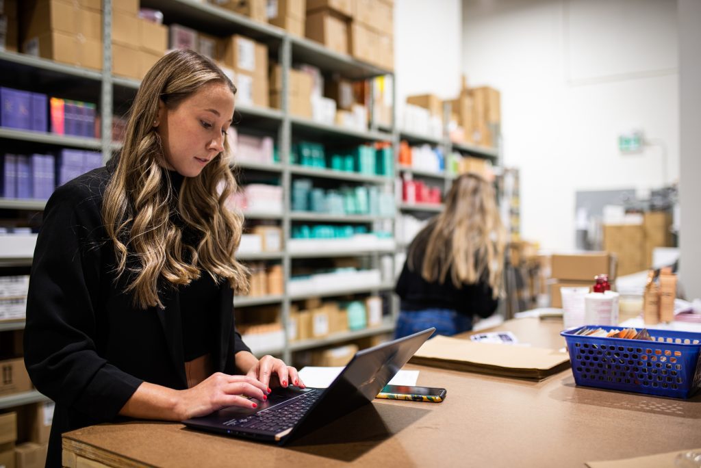 Une entrepreneure utilise un logiciel de gestion des stocks afin d'améliorer la productivité de son entreprise.