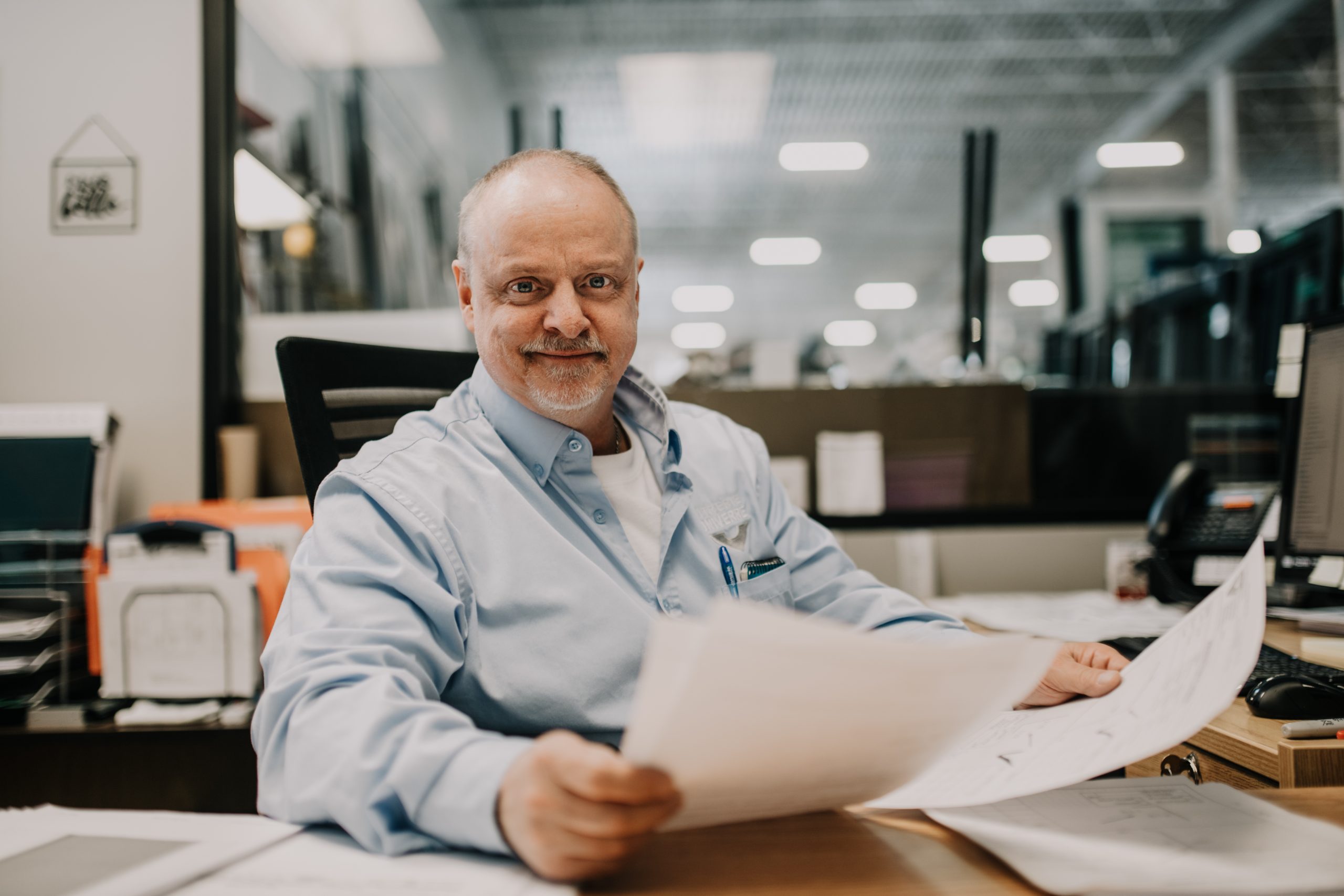 Homme dans un bureau consultant des documents