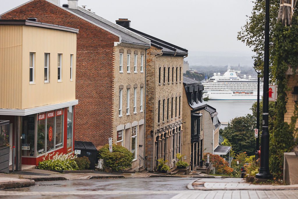 Bâtiments dans une rue du quartier du Vieux-Lévis